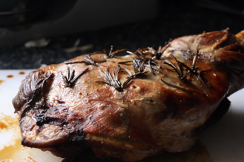 Gigot d'agneau au romarin, cidre et miel (recette galloise)